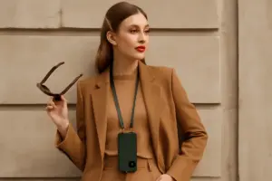 Come rendere più attuale un outfit monocromatico? dettagli smart per non passare inosservati