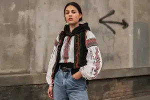 Mixare stili tra tradizione romena e urban italiano: suggerimenti per un outfit davvero unico